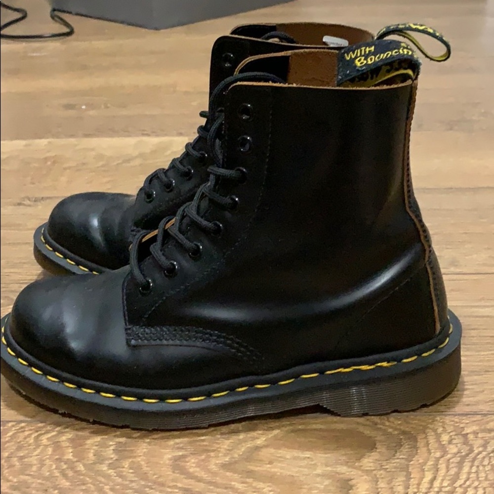 Dr martens Black 8 eye Boot 1460, made in England